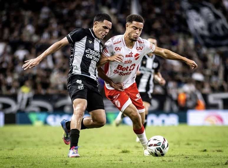 Vila Nova (de branco) faz boa campanha na S&eacute;rie B&nbsp; busca retomar a lideran&ccedil;a nesta 2&ordf; feira.