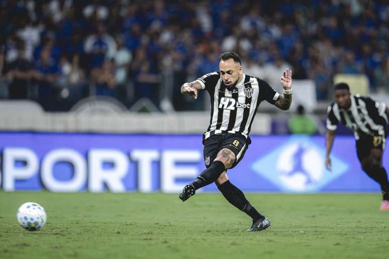 Maycon cobra p&ecirc;nalti. &Eacute; o segundo gol do Galo sobre o Cruzeiro.