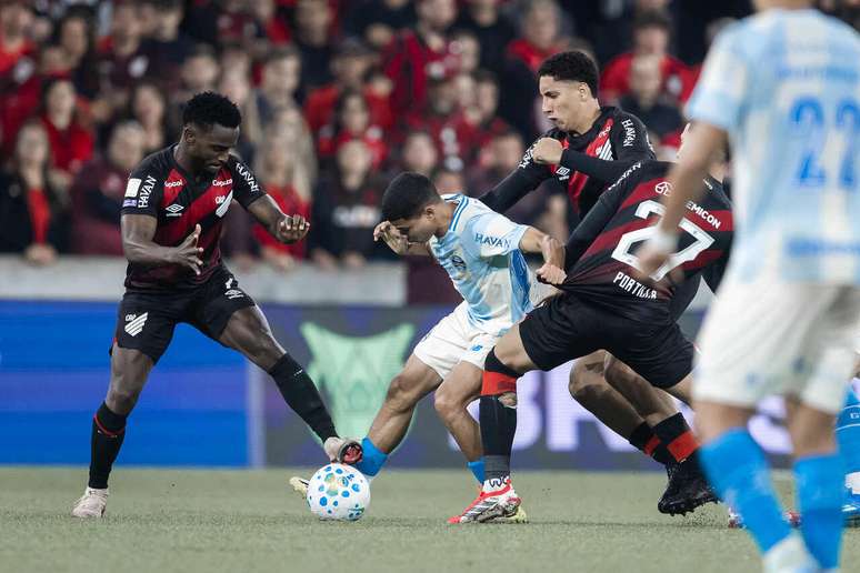 Athletico e Gr&ecirc;mio fazem jogo truncado e com expuls&otilde;es &ndash;