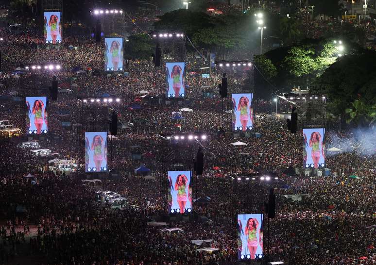 A multid&atilde;o em Copacabana para ver Shakira no palco e pelos tel&otilde;es