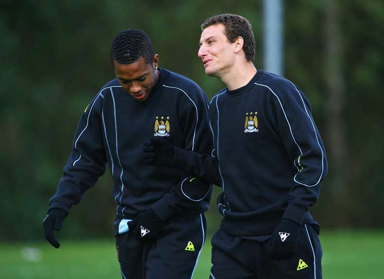 Elano e Robinho tamb&eacute;m atuaram juntos pelo Manchester City (Photo by Alex Livesey/Getty Images)