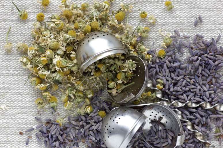 O banho de camomila e lavanda ajuda a acalmar a mente e trazer equil&iacute;brio emocional em momentos de tens&atilde;o e sensibilidade 