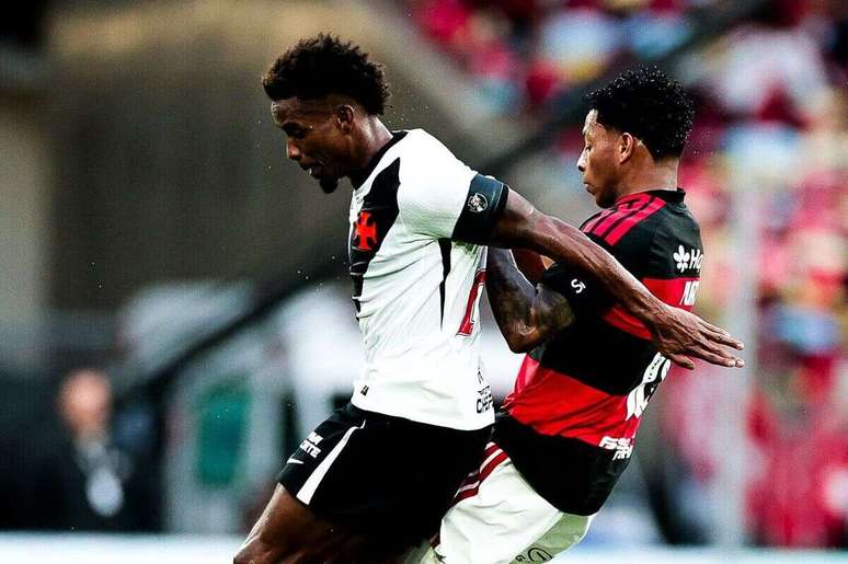 Jogo foi marcado por grandes disputas no meio-campo &ndash;