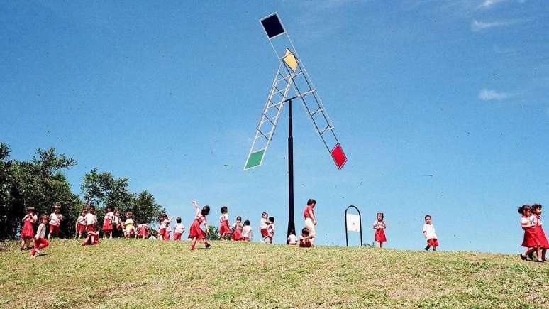 Crian&ccedil;as de Gaviotas brincando perto de uma das inven&ccedil;&otilde;es ecol&oacute;gicas de Gaviotas