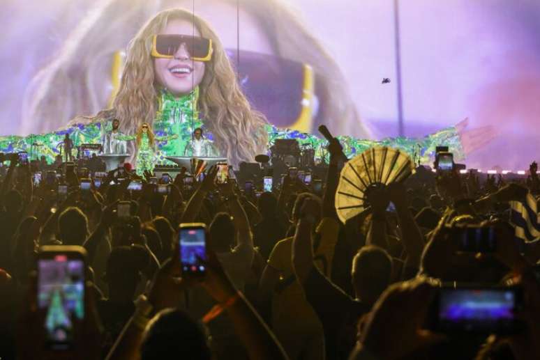 F&atilde;s engajados cantaram megahits de Shakira em Copacabana.
