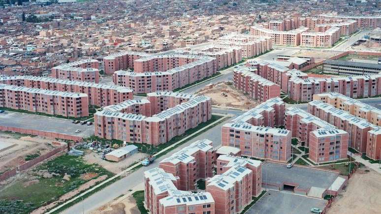 Aquecedores solares projetados em Gaviotas para telhados de um bairro em Bogot&aacute;