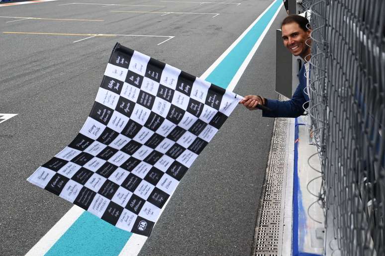 Rafael Nadal balan&ccedil;a a bandeira quadriculada no GP de Miami 