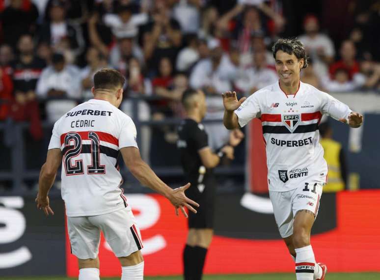 Ferreira comemora seu gol mas n&atilde;o foi suficiente para a vit&oacute;ria &ndash;