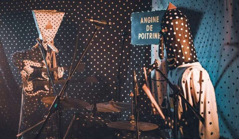 Sucesso da banda Angine de Poitrine desafia 'f&oacute;rmula' da m&uacute;sica feita por IA.