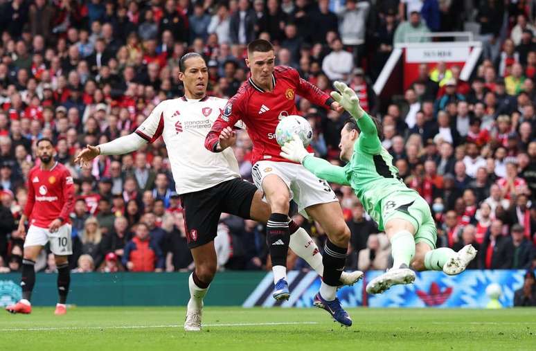 Dzeko leva a melhor nessa bola dividida e, de barriga, faz o segundo gol do United
