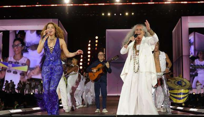 Shakira e Maria Beth&acirc;nia durante show em Copacabana
