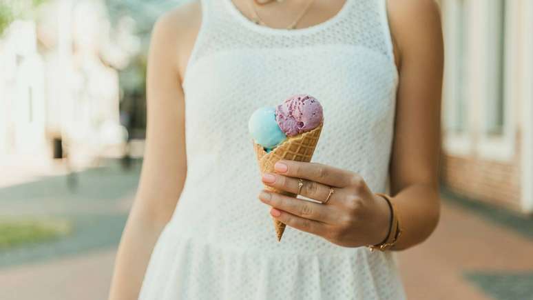 A dor s&uacute;bita ao tomar algo muito gelado n&atilde;o &eacute; s&oacute; &ldquo;frescura&rdquo;: &eacute; o c&eacute;rebro reagindo a uma mudan&ccedil;a brusca de temperatura &ndash; depositphotos.com / SashaKhalabuzar