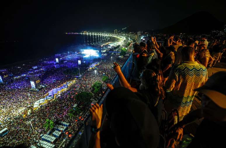 Pessoas veem o show da Shakira de um terra&ccedil;o