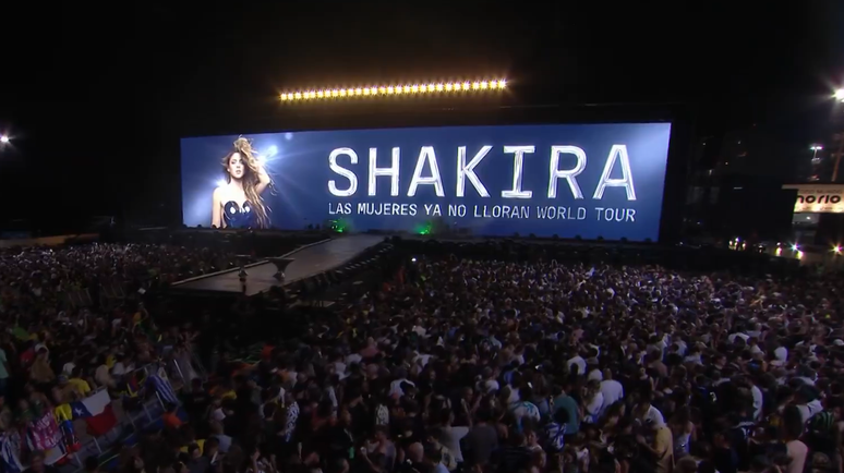 Tel&atilde;o de LED mostra o nome de Shakira em Copacabana e anima o p&uacute;blico