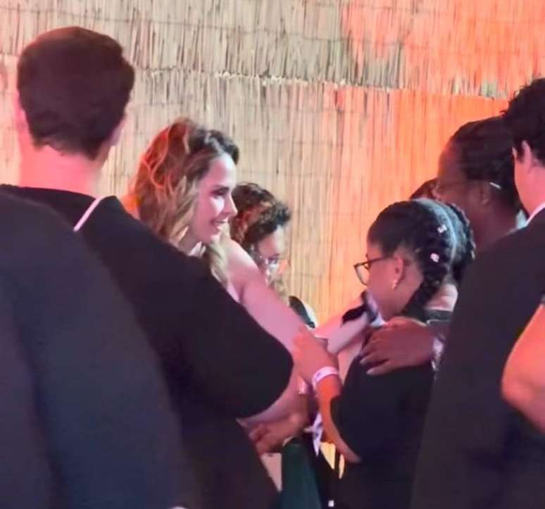 Ana Paula e Tia Milena curtem camarote para show de Shakira em Copacabana