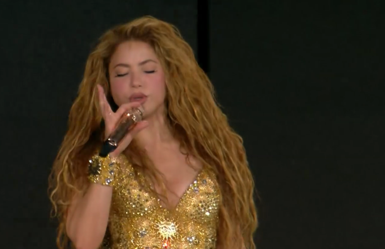 Shakira canta 'Can't Remember to Forget You' no palco em Copacabana