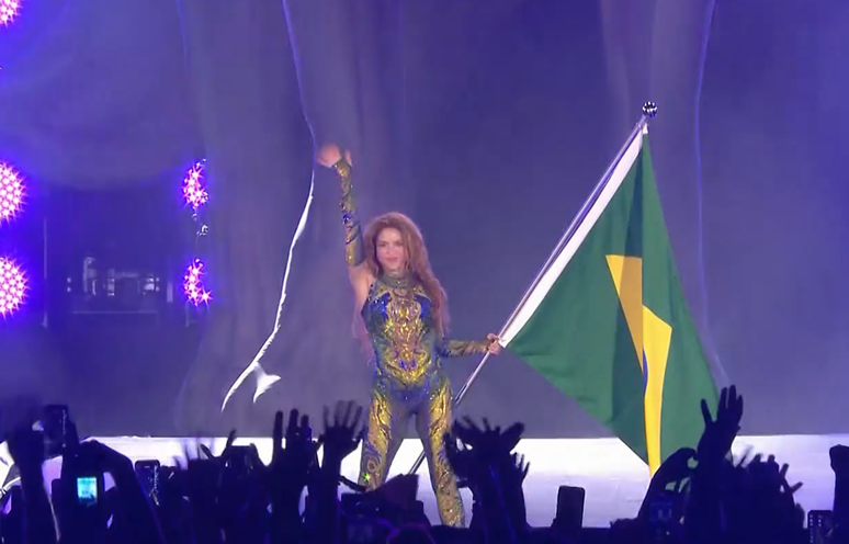 Shakira com bandeira do Brasil em encerramento de megashow em Copacabana