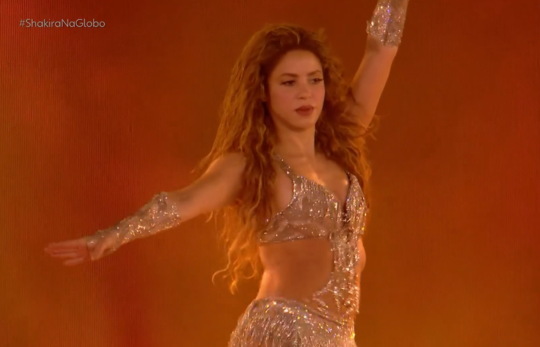 Shakira performa dan&ccedil;a do ventre ao som de Ojos A&iacute; em Copacabana