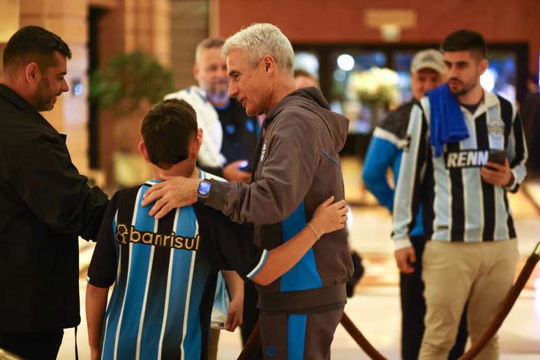 Lu&iacute;s Castro ao lado de torcedores do Gr&ecirc;mio &ndash;