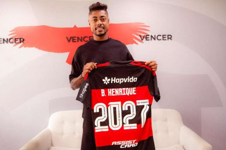 Bruno Henrique renova com o Flamengo at&eacute; 2027 