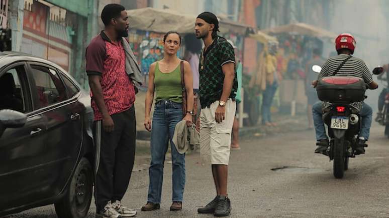 'Homem em Chamas', nova s&eacute;rie da Netflix, se passa no Rio de Janeiro e conta com nomes como Alice Braga no elenco