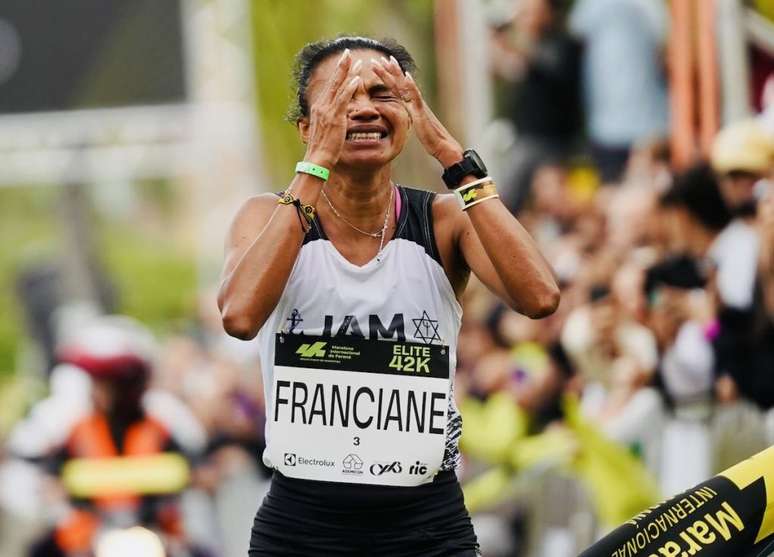 Franciane emocionado ap&oacute;s cruzar a linha de chegada em 1&ordm; lugar nos 42 km (Foto: Fernanda Paradizo)