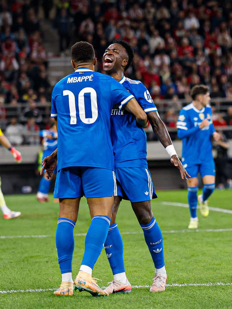 Mbapp&eacute; e Vini JR comemorando um gol do Real Madrid 
