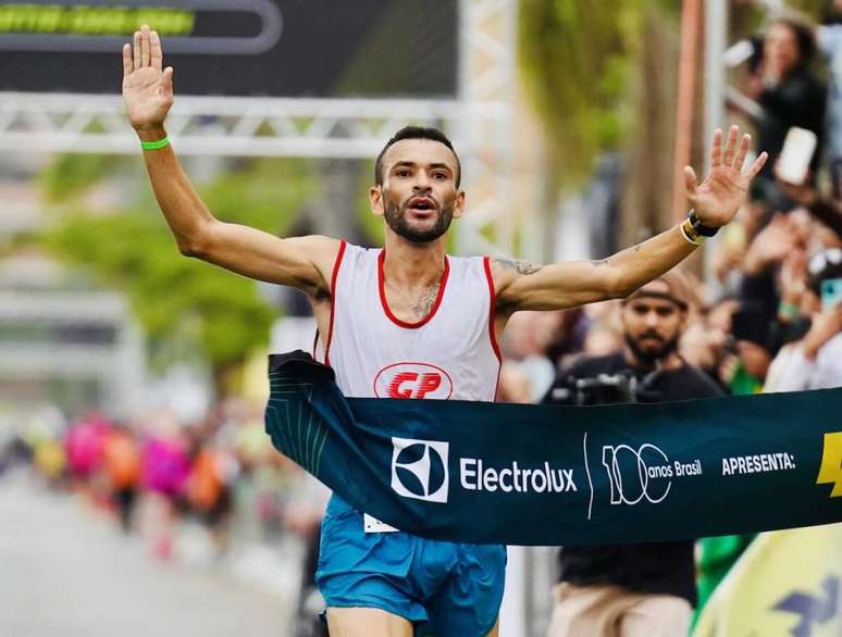 Jos&eacute; Marcio Le&atilde;o cruzando a linha de chegada dos 42 km (Foto: Fernanda Paradizo)