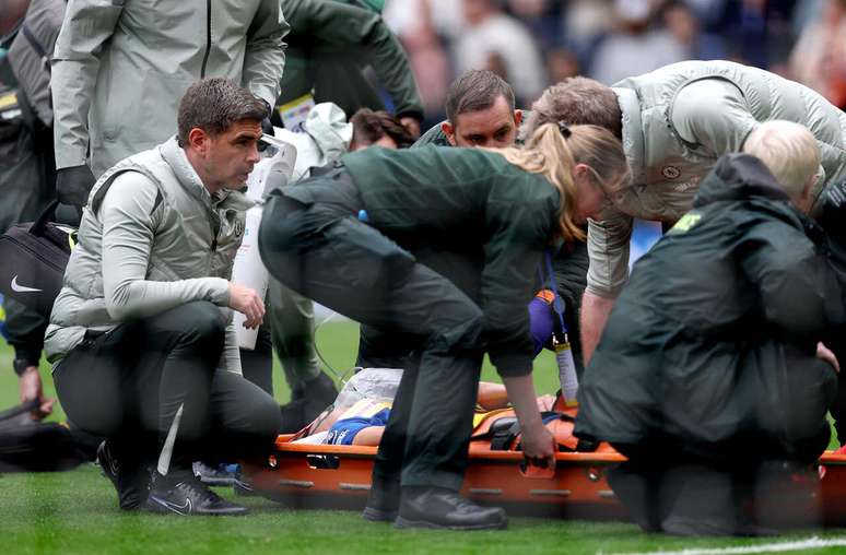 Jesse Derry, do Chelsea, recebe atendimento m&eacute;dico durante jogo da Premier League entre Chelsea e Nottingham, em Stamford Bridge &ndash;