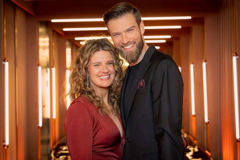 &ldquo;Casamento &agrave;s Cegas: Pol&ocirc;nia&rdquo; segue o formato do reality show em outros pa&iacute;ses e re&uacute;ne solteiros e solteiras em busca de um parceiro para casar 