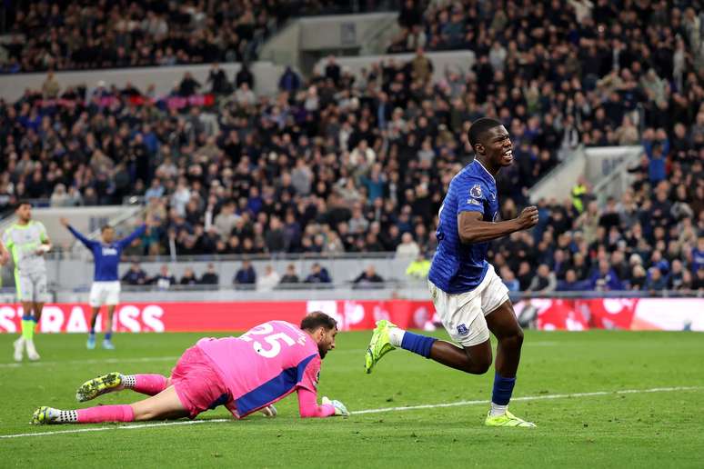 Barry comemorando um dos gols sobre o Manchester City 