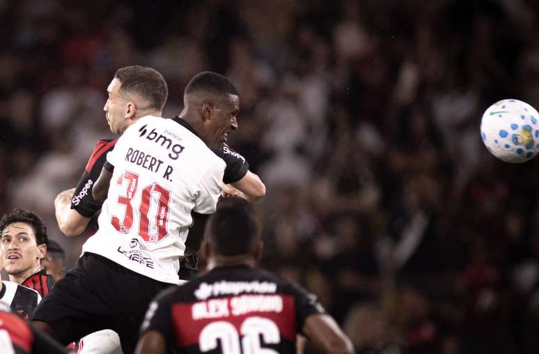 Robert Renan virou carrasco dos rivais e marcou pela segunda vez em cl&aacute;ssicos pelo Vasco &ndash;