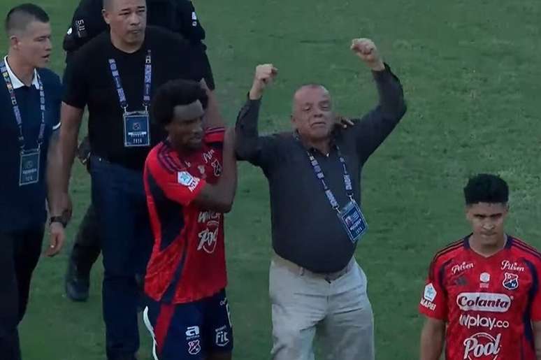 Ra&uacute;l Giraldo faz gestos ir&ocirc;nicos na dire&ccedil;&atilde;o da torcida do pr&oacute;prio clube &ndash;