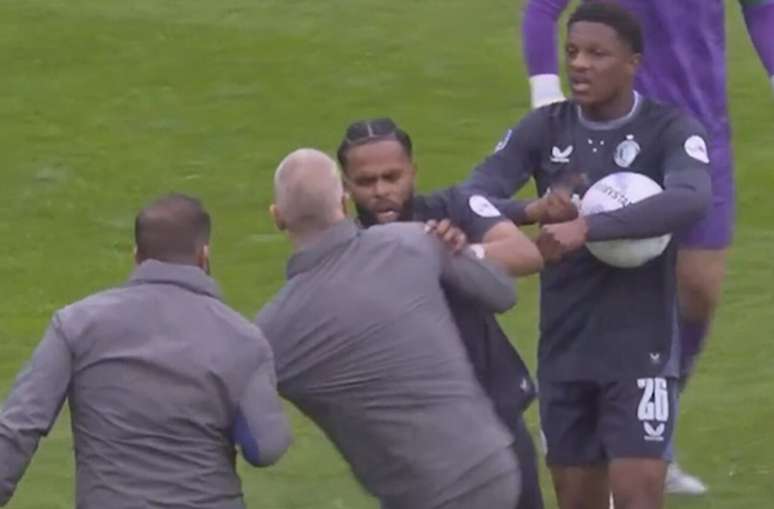 Jeremiah St. Juste, do Feyenoord, empurra m&eacute;dico da pr&oacute;pria equipe&nbsp;&ndash;