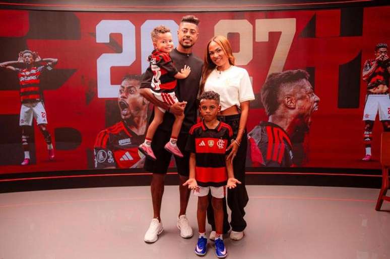Ao lado da fam&iacute;lia, Bruno Henrique assina novo contrato com o Flamengo &ndash;