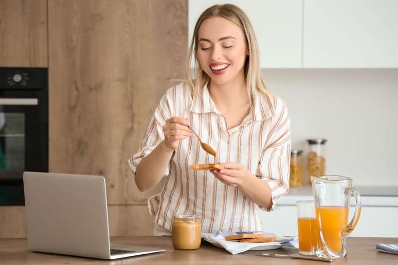 A pasta de amendoim, quando combinada com carboidratos, ajuda a reduzir os picos de a&ccedil;&uacute;car no sangue e favorece o controle metab&oacute;lico 