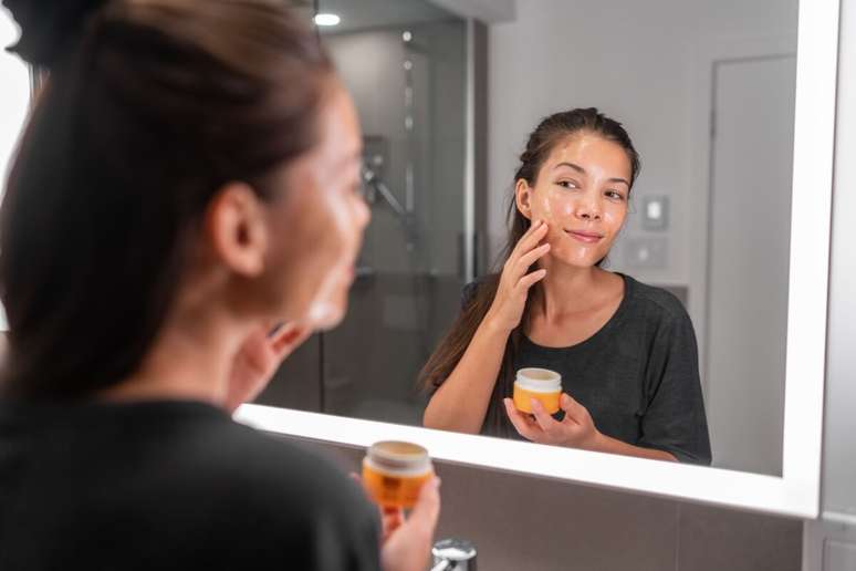 Poucos minutos dedicados ao skincare podem representar um ganho importante para a sa&uacute;de da pele 