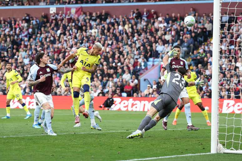 Richarlison marcou um dos gols do Tottenham diante do Aston Villa &ndash; Photo by Michael Steele/Getty Images