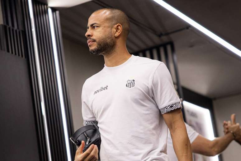 Mayke aumenta lista de desfalques do Santos &ndash; Fotos: Raul Baretta/ Santos FC.