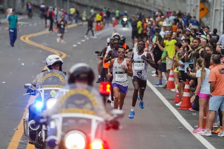 Fabio liderando os 21 km da Maratona do Paran&aacute; (Foto: Fernanda Paradizo)