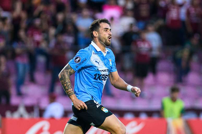Felipe Vizeu comemora gol pelo Sporting Cristal