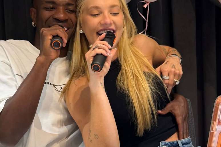 Vini Jr faz postagem com m&atilde;o dentro da cal&ccedil;a de Virginia