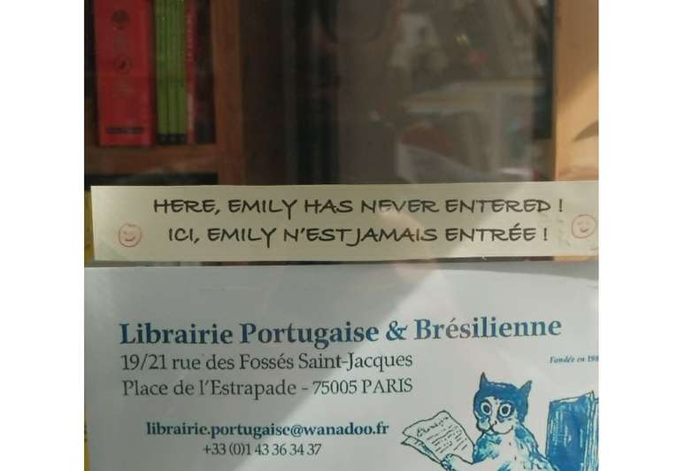 A inscri&ccedil;&atilde;o debochada na porta da livraria: "Aqui, Emily nunca entrou"