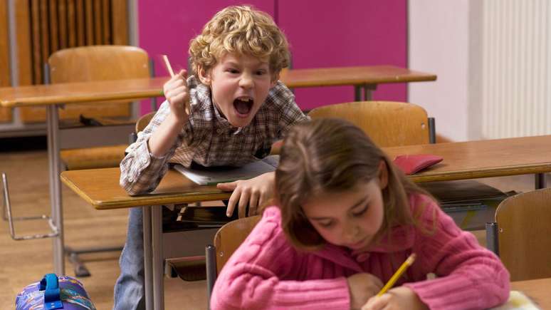 A pesquisa da professora Ola Demkowicz indica que as expectativas em sala de aula permitem que os meninos fa&ccedil;am barulho, mas o mesmo comportamento n&atilde;o &eacute; esperado das meninas