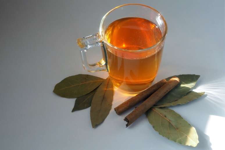 Ch&aacute; de canela com folha de ouro 