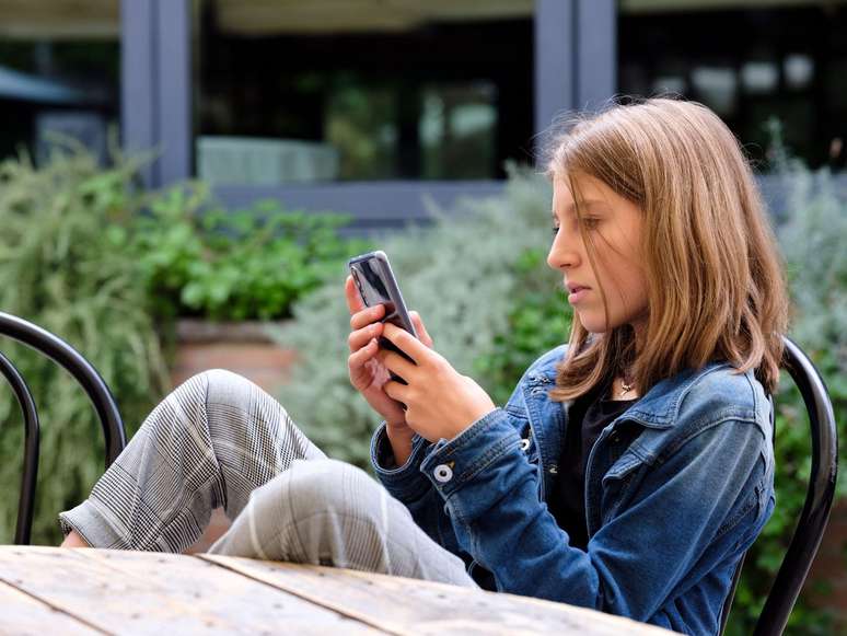 Uma menina disse acreditar que sua gera&ccedil;&atilde;o ser&aacute; a &uacute;ltima a ter uma inf&acirc;ncia real, devido &agrave; participa&ccedil;&atilde;o das crian&ccedil;as mais jovens nas redes sociais