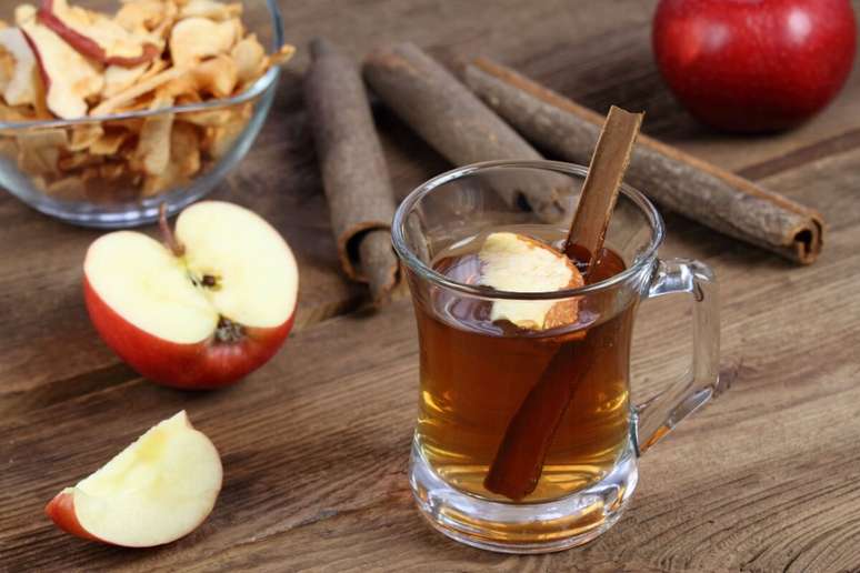 Ch&aacute; de canela com ma&ccedil;&atilde; e pimenta-caiena 