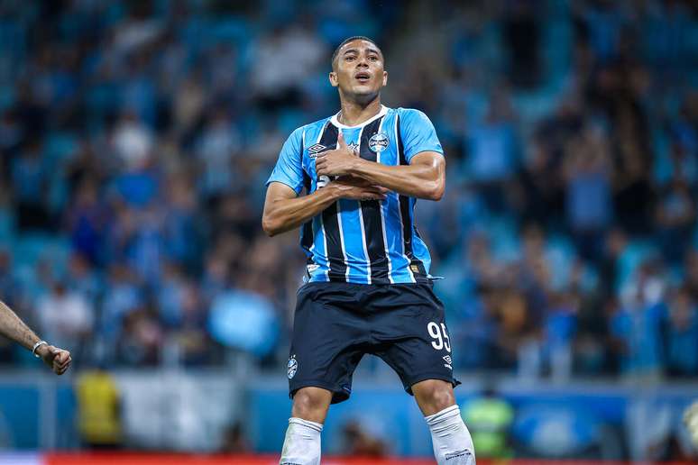 Com sete gols, Carlos Vin&iacute;cius, do Gr&ecirc;mio, est&aacute; na briga pela artilharia do Brasileir&atilde;o &ndash;