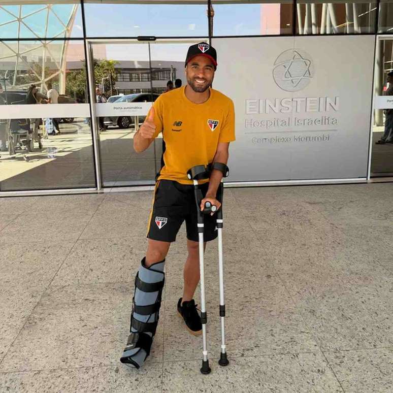 Lucas Moura postou foto de bota ortop&eacute;dica e muletas ao receber alta de hospital &ndash;