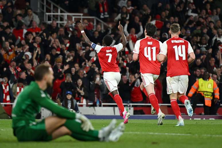 Saka comemorando o gol da classifica&ccedil;&atilde;o do Arsenal 